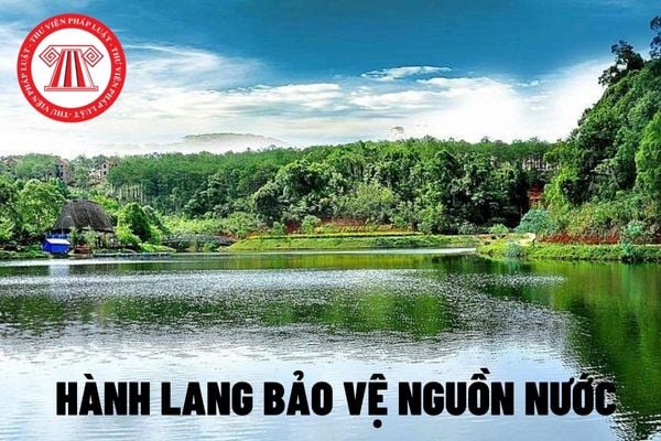 Hộ gia đình sinh sống trong phạm vi hành lang bảo vệ nguồn nước phải bảo đảm tuân thủ các yêu cầu gì?