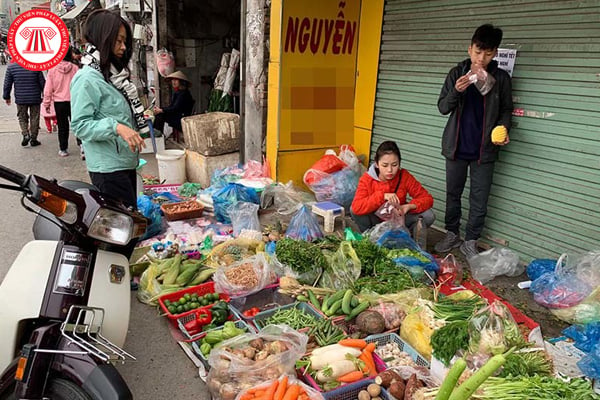 Buôn bán rau củ quả trái phép trên hè phố thì bị phạt thế nào?