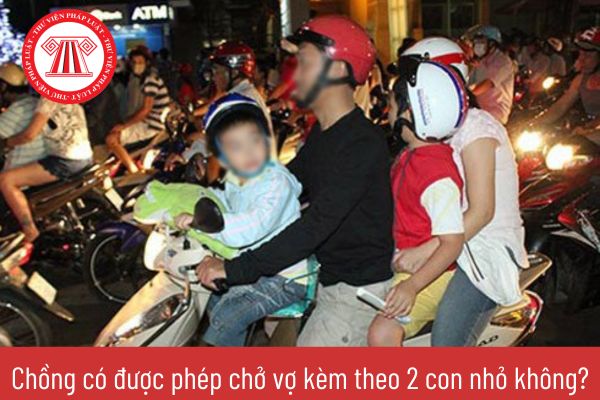 Chồng có được phép chở vợ kèm theo 2 con nhỏ không?