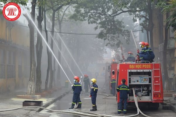 Cán bộ đã thực hiện nhiệm vụ chữa cháy từ bao nhiêu giờ trở lên thì không phải tham gia huấn luyện nghiệp vụ chữa cháy trong ngày hôm sau?