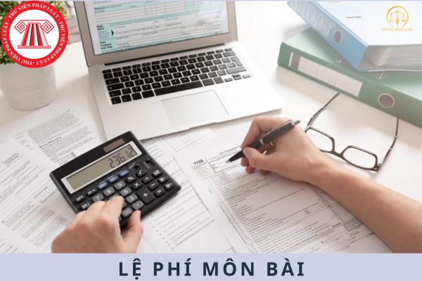 Mức thu lệ phí môn bài đối với cá nhân, hộ gia đình hoạt động sản xuất, kinh doanh hàng hóa, dịch vụ là bao nhiêu?