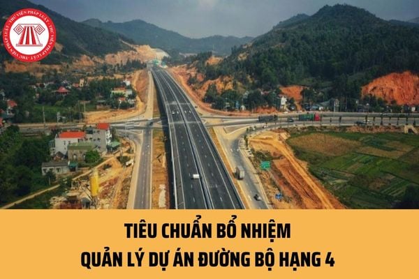 Quản lý dự án đường bộ hạng 4 cần đáp ứng những tiêu chuẩn nào về đạo đức nghề nghiệp, trình độ đào tạo và năng lực chuyên môn?