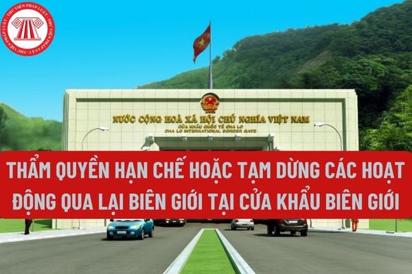 Cơ quan nào có thẩm quyền hạn chế hoặc tạm dừng các hoạt động qua lại biên giới tại cửa khẩu biên giới?