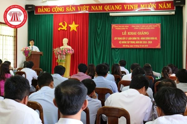 Học viên trúng xét tuyển chương trình đào tạo sơ cấp lý luận chính trị làm thủ tục nhập học như thế nào?