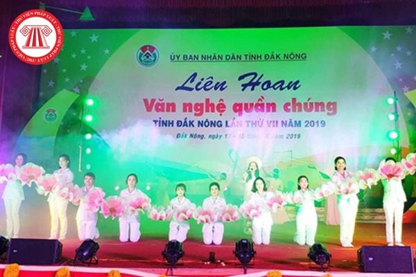 Chương trình liên hoan văn nghệ quần chúng được tổ chức ở bao nhiêu cấp?