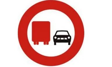 cấm vượt xe tải