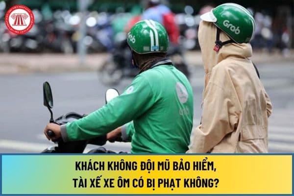 Khách không đội mũ bảo hiểm, tài xế xe ôm có bị phạt không? Khách ngồi sau xe ôm không được làm gì?