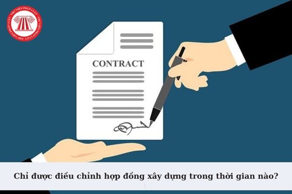 Chỉ được điều chỉnh hợp đồng xây dựng trong thời gian nào? Tài liệu kèm theo hợp đồng xây dựng gồm các tài liệu nào?