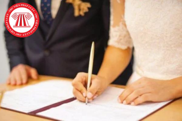 Khi đăng ký kết hôn thì hai bên nam, nữ có bắt buộc phải có mặt tại cơ quan có thẩm quyền đăng ký kết hôn không?