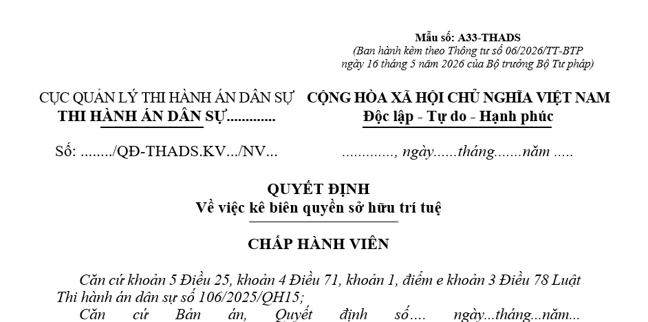 Mẫu Quyết định về việc kê biên quyền sở hữu trí tuệ trong thi hành án dân sự theo Thông tư 06 là mẫu nào?