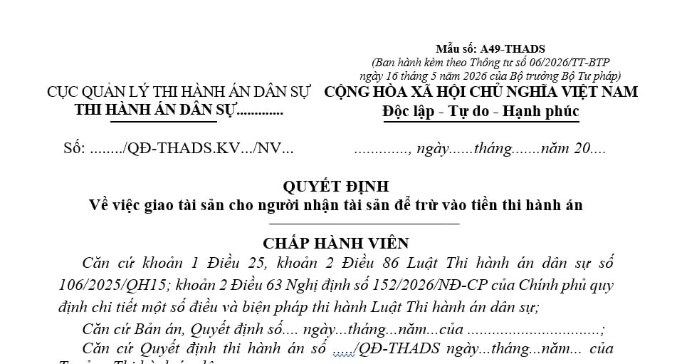 Mẫu Quyết định về việc giao tài sản cho người nhận tài sản để trừ vào tiền thi hành án dân sự theo Thông tư 06 là mẫu nào?