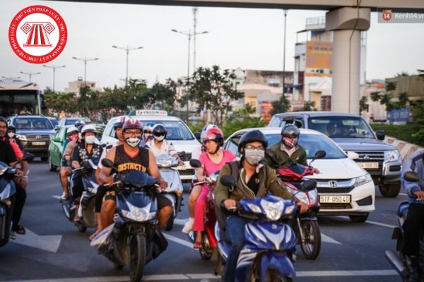 Xe ô tô đi lấn làn dành đường xe máy bị phạt bao nhiêu tiền? Xe ô tô đi lấn làn dành đường xe máy có bị tước bằng lái?