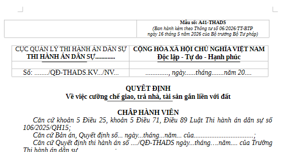 Mẫu Quyết định về việc cưỡng chế giao trả nhà, tài sản gắn liền với đất trong thi hành án dân sự theo Thông tư 06 là mẫu nào?