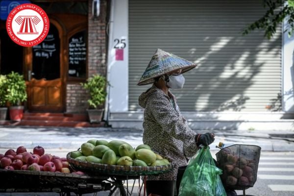 Tổ chức bán hàng không tại địa điểm giao dịch thường xuyên có thể thông báo đến UBND qua thư điện tử không?