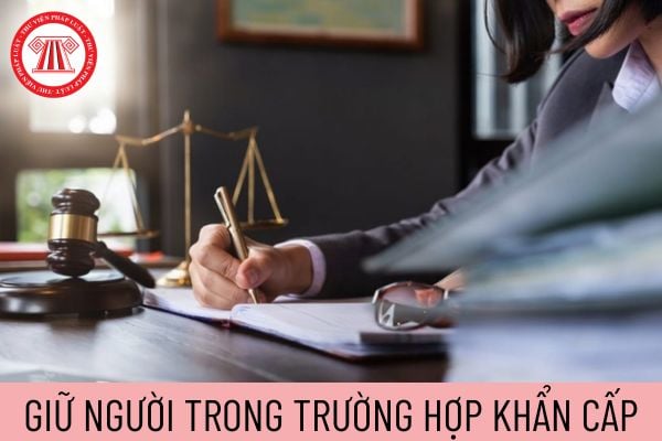 giữ người trong trường hợp khẩn cấp