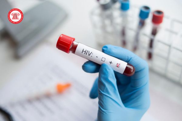 Bác sĩ từ chối khám bệnh cho người nhiễm HIV bị xử phạt vi phạm hành chính bao nhiêu tiền theo quy định?