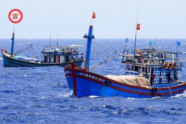 Tàu đánh bắt nguồn lợi thủy sản có thể kiêm thêm nghề phụ lưới kéo không? Tàu đánh bắt nguồn lợi thủy sản bị thu hồi giấy phép khai thác thủy sản khi nào?