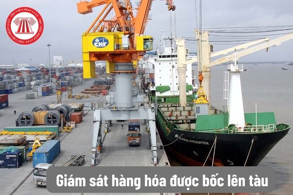 Giám sát hàng hóa được bốc lên tàu