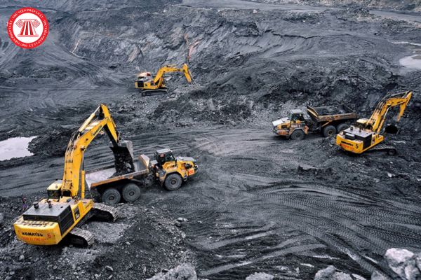Diện tích khu vực thăm dò khoáng sản của một giấy phép đối với than được quy định là bao nhiêu km2?