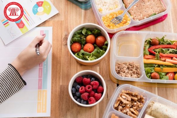 Trường tiểu học tổ chức bữa ăn học đường có bắt buộc phải lưu mẫu tất cả các món ăn của bữa ăn trong ngày tại bếp ăn trường học không?
