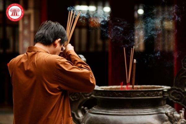 Người tham gia lễ hội trong dịp Tết Nguyên đán có hành vi thắp hương không đúng nơi quy định thì bị xử phạt như thế nào?