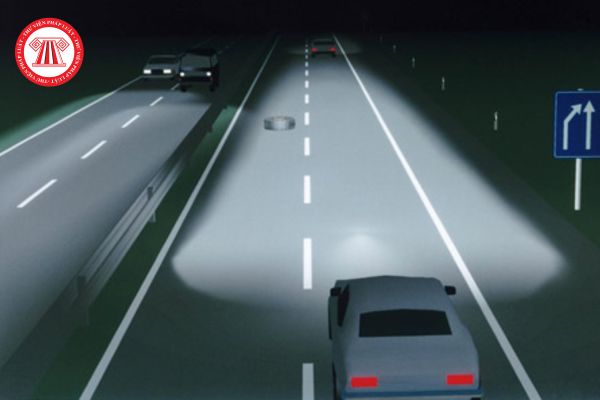 Người điều khiển xe máy chuyên dùng không đèn chiếu sáng có thể bị phạt hành chính bao nhiêu tiền?
