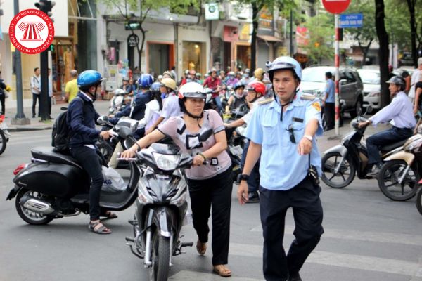 Người lái xe mô tô đỗ xe trên phần đường xe chạy ở đoạn đường ngoài đô thị nơi có lề đường có bị phạt hành chính?