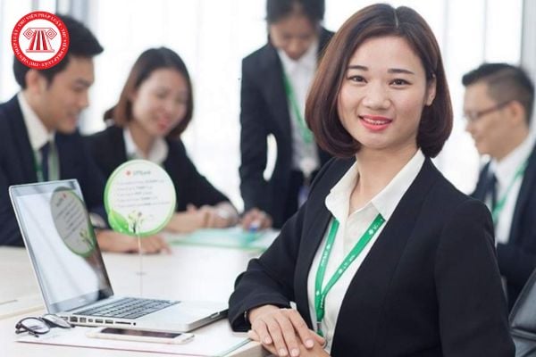 Người đảm nhiệm vị trí chuyên viên về quản lý hoạt động công nghệ ngân hàng có những quyền hạn cụ thể nào?