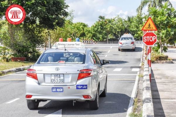 Cơ sở đào tạo lái xe ô tô bố trí số lượng học viên tập lái trên xe tập lái vượt quá quy định bị xử phạt bao nhiêu tiền?