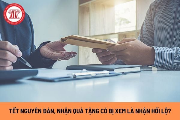 Cán bộ, công chức nhận quà vào dịp Tết Nguyên đán có bị xem là nhận hối lộ hay không và mức phạt cao nhất đối với người nhận hối lộ là gì?