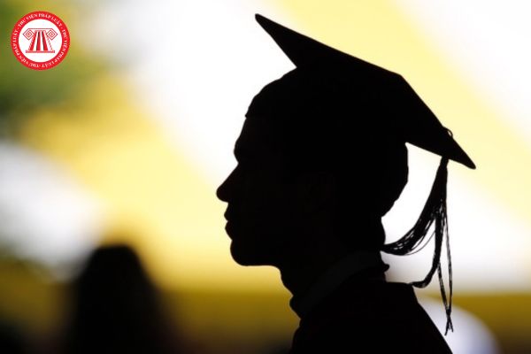Sinh viên đại học bị kỷ luật cảnh cáo có bị hạ bằng tốt nghiệp hay không? Thứ hạng trên bằng tốt nghiệp được xác định dựa vào yếu tố nào?