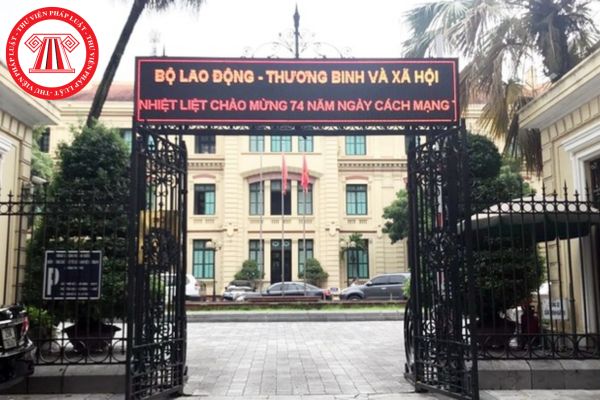 Bộ Lao động Thương binh và xã hội có nhiệm vụ và quyền hạn gì đối với người lao động Việt Nam đi làm việc ở nước ngoài theo hợp đồng?