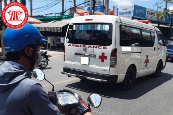 Điều khiển xe máy vượt đèn đỏ để mở đường cho xe cấp cứu mà gây tại nạn thì có bị xử phạt hay không?