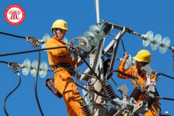 Lịch ngừng cung cấp điện trong trường khẩn cấp phải được thông báo đến bên mua điện vào thời điểm nào?
