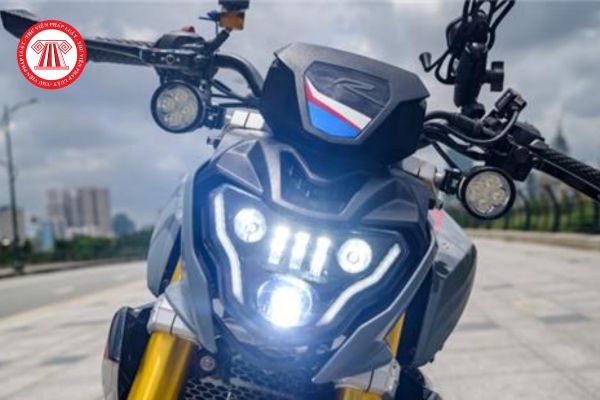 Lắp thêm đèn chiếu sáng về phía sau cho xe gắn máy có bị phạt hành chính hay không? Xe gắn máy phải đáp ứng những điều kiện gì để được tham gia giao thông?