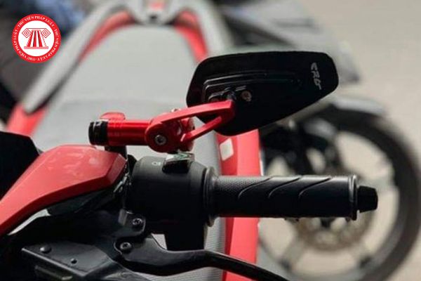 Xe gắn máy có bắt buộc phải trang bị đầy đủ hai gương chiếu hậu khi tham gia giao thông hay không?