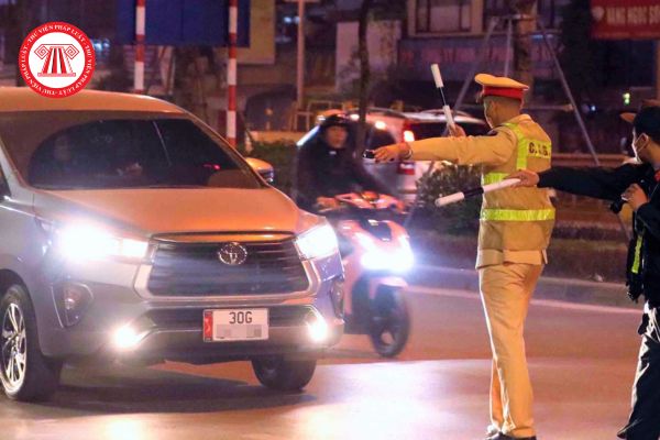 Tài xế xe ô tô bắt buộc phải sử dụng đèn chiếu sáng vào thời gian nào trong ngày để tránh bị phạt hành chính?