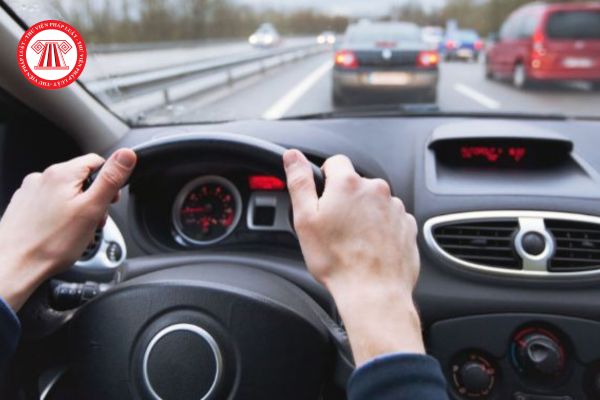 Tài xế xe ô tô có thể bị phạt hành chính bao nhiêu tiền trong trường hợp điều khiển xe chạy chậm hơn tốc độ tối thiểu được quy định?