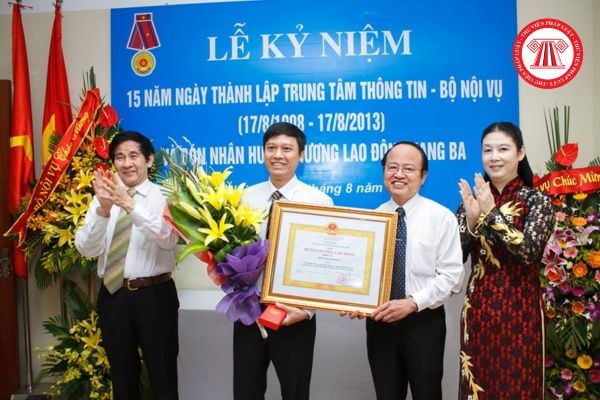 Trung tâm Thông tin thuộc Bộ Nội vụ có nhiệm vụ và quyền hạn gì trong việc hợp tác về ứng dụng công nghệ thông tin?