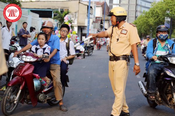 Lỗi không xi nhan xe gắn máy phạt bao nhiêu tiền? Người tham gia giao thông khi chuyển làn có phải xi nhan báo trước không?