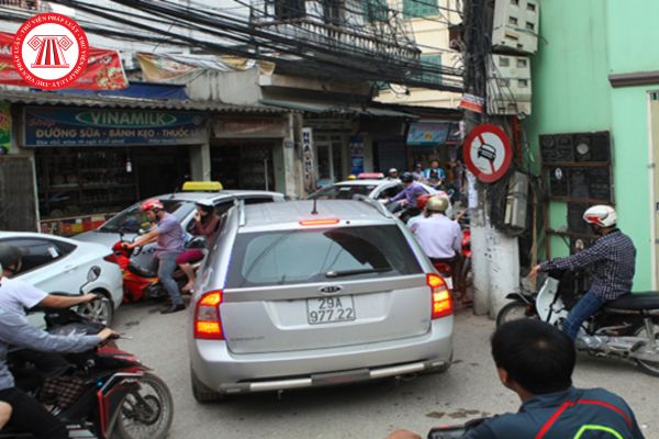 Người lái xe ô tô không nhường đường khi điều khiển xe chạy từ trong ngõ sẽ bị xử phạt bao nhiêu?