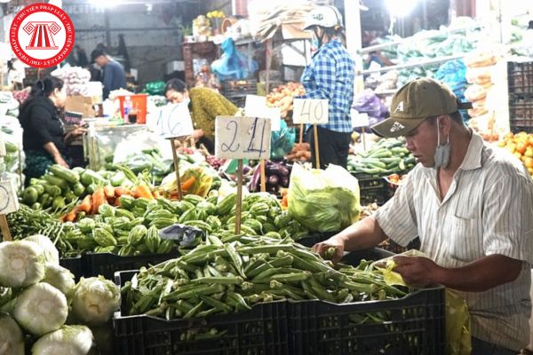 Tổ chức quản lý chợ có trách nhiệm ký hợp đồng với thương nhân thuê địa điểm kinh doanh hay không?