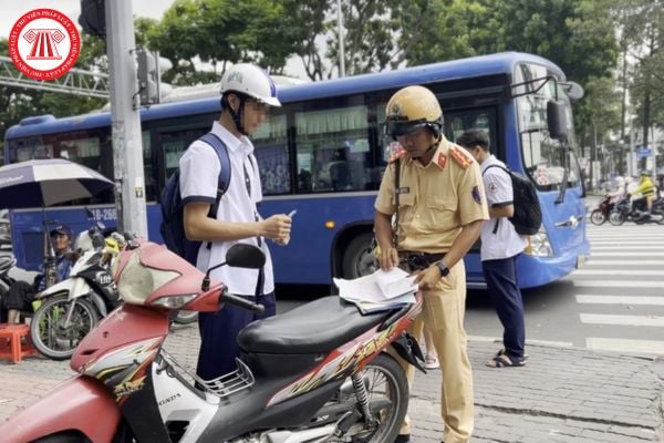 Xe gắn máy đi thành đoàn gây cản trở giao thông bị phạt bao nhiêu theo Nghị định 168? Có trừ điểm giấy phép lái xe?