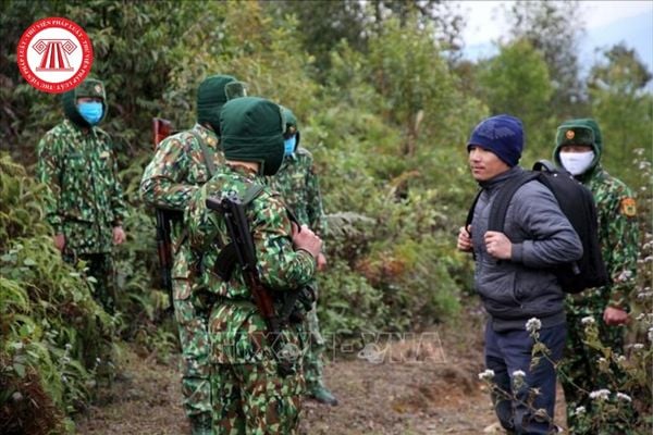 Chiến sĩ Bộ đội Biên phòng có được sử dụng vũ khí hay không? Trong hệ thống tổ chức của Bộ đội Biên phòng cao nhất là cơ quan nào và Bộ đội biên phòng được trang bị ra sao? 