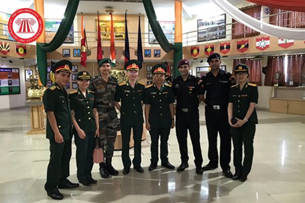 Sĩ quan Quân đội nhân dân Việt Nam được ai phong quân hàm? Sĩ quan Quân đội nhân dân Việt Nam có cần phải có tiêu chuẩn về lý lịch không?