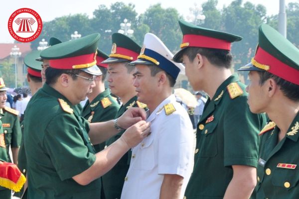 Sĩ quan Quân đội nhân dân Việt Nam bậc Thượng tá thì cấp tiếp theo lên là cấp nào? Sĩ quan Quân đội nhân dân Việt Nam bậc Thượng tá có độ tuổi phục vụ tại ngũ là bao nhiêu?