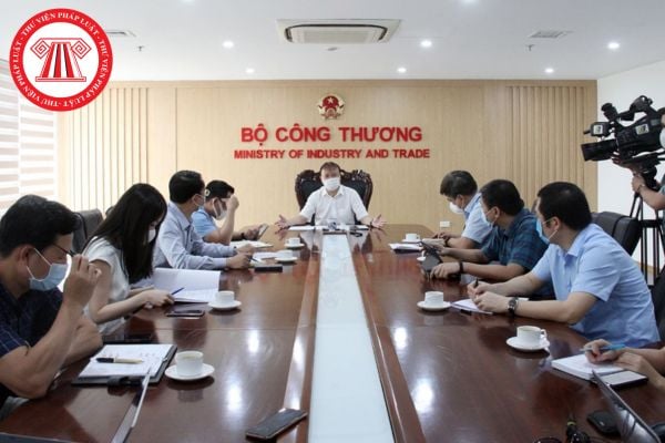 Cục Quản lý cạnh tranh thuộc Bộ Công Thương có nhiệm vụ và quyền hạn gì trong việc bảo vệ quyền lợi người tiêu dùng?