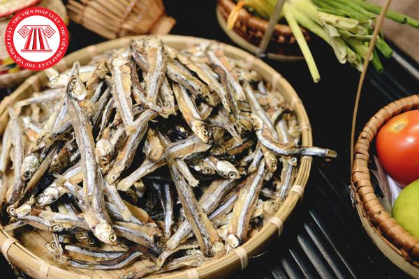 Sản phẩm cá cơm luộc trong nước muối và làm khô được coi là khuyết tật khi nào? Nguyên liệu dùng để tạo ra sản phẩm?