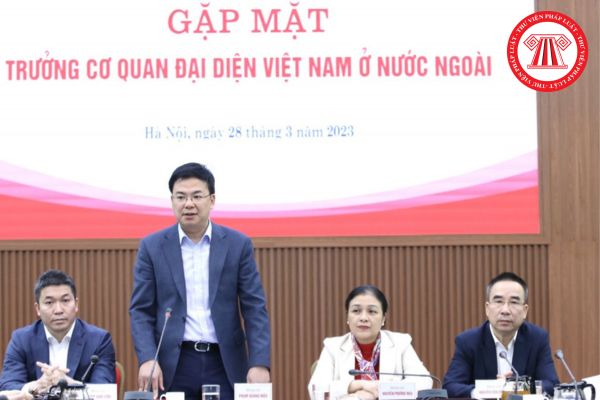 Cán bộ biệt phái tại cơ quan đại diện Việt Nam ở nước ngoài lập thành tích xuất sắc trong nhiệm kỳ công tác thì có được nâng chức vụ ngoại giao không?