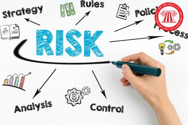 Chính sách rủi ro của công ty chứng khoán được xây dựng trên cơ sở những yếu tố nào? Chính sách rủi ro do ai phê duyệt?